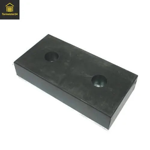 Anfahrpuffer 500 x 250 x 140 mm mit Montageplatte an einer Laderampe als Rammschutz für Überladebrücke und Verladezone