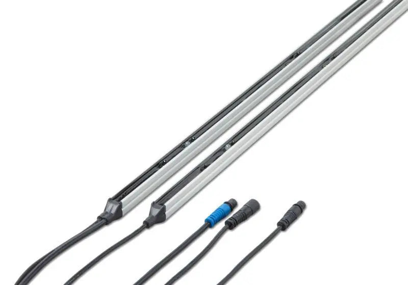Monteur prüft die Schließkantensicherung an einem Industrietor mit Optosensor und 8k2-Sicherheitsleiste.