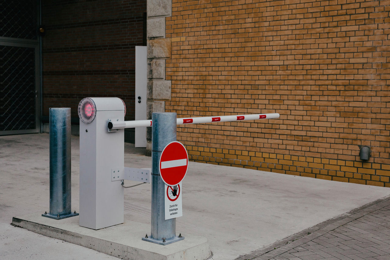 Parkschranke mit Schrankenbaum, Gabelstützpfosten, LED-Streifen, Lichtschranke und Magnetverriegelung als komplette Zufahrtskontrolle für Parkplatz, Firmenzufahrt und Wohnanlage.