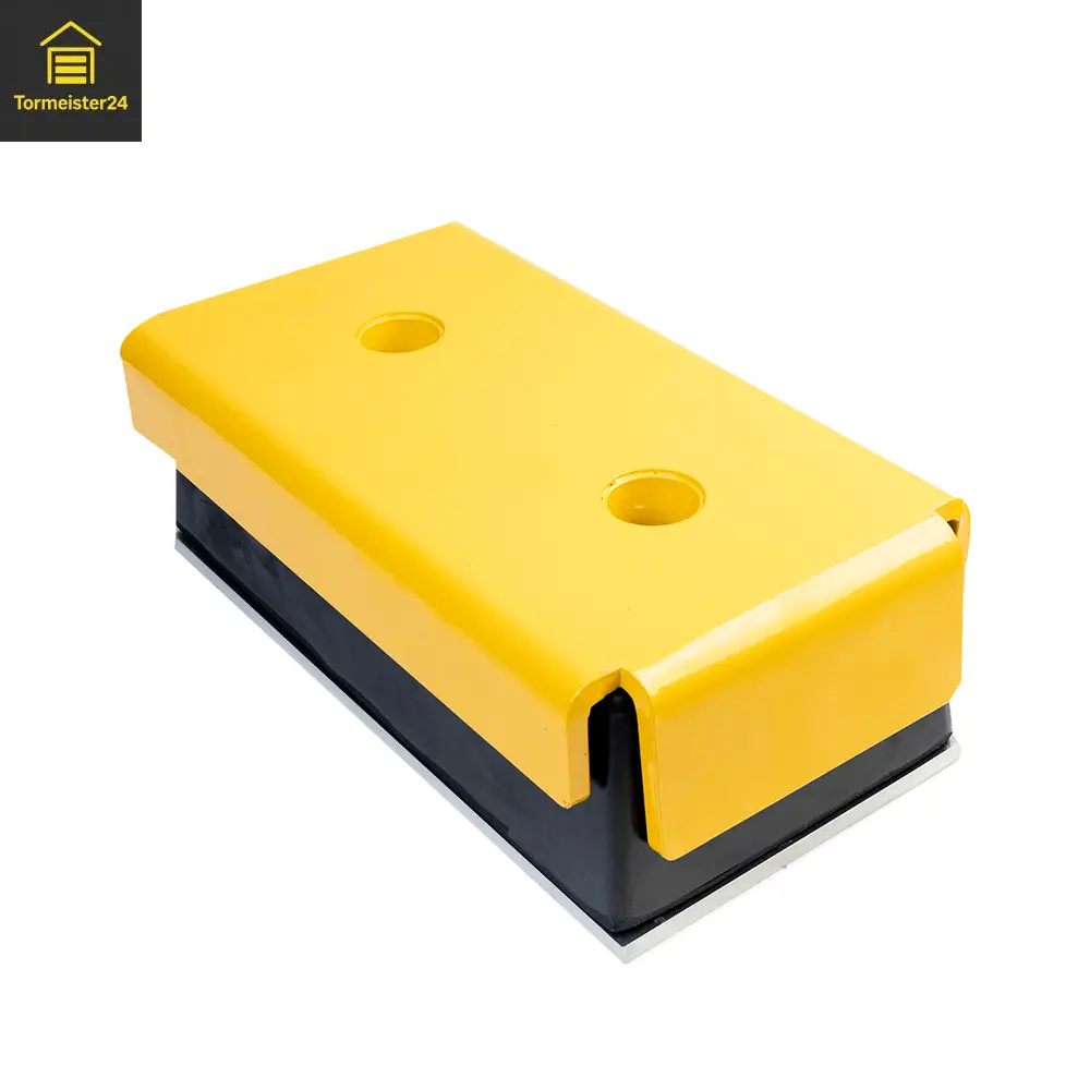 Robuster Anfahrpuffer 500 × 250 × 140 mm an einer Laderampe mit Überladebrücke als Rammschutz für Lkw, Gebäude und Verladetechnik von Tormeister24.
