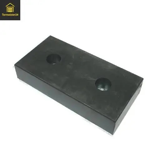 Robuster Anfahrpuffer 500 × 250 × 140 mm an einer Laderampe zum Schutz von Überladebrücke, Torbereich und Gebäude bei Tormeister24.