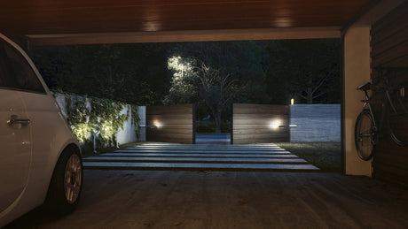 Zweiflügeliges Drehtor an einer Einfahrt, bei dem nur ein Flügel geöffnet ist, mit moderner Nachrüstung aus Drehtorantrieb, Lichtschranke und Codetaster für sicheren und zuverlässigen Betrieb.