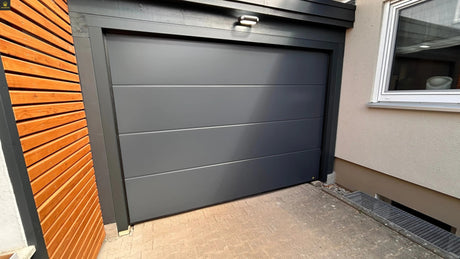 Altes Garagentor im Vergleich zu modernisiertem Sektionaltor mit leisem Antrieb, dichter Bodenabdichtung und komfortabler Zutrittslösung per Funk und PIN.