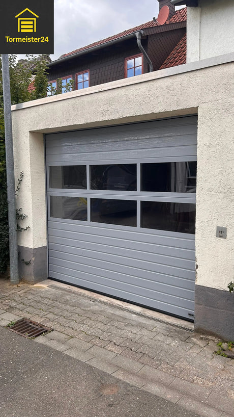Vergleich altes ungedämmtes Garagentor vs. modernes isoliertes Sektionaltor – Energieeffizienz im Überblick