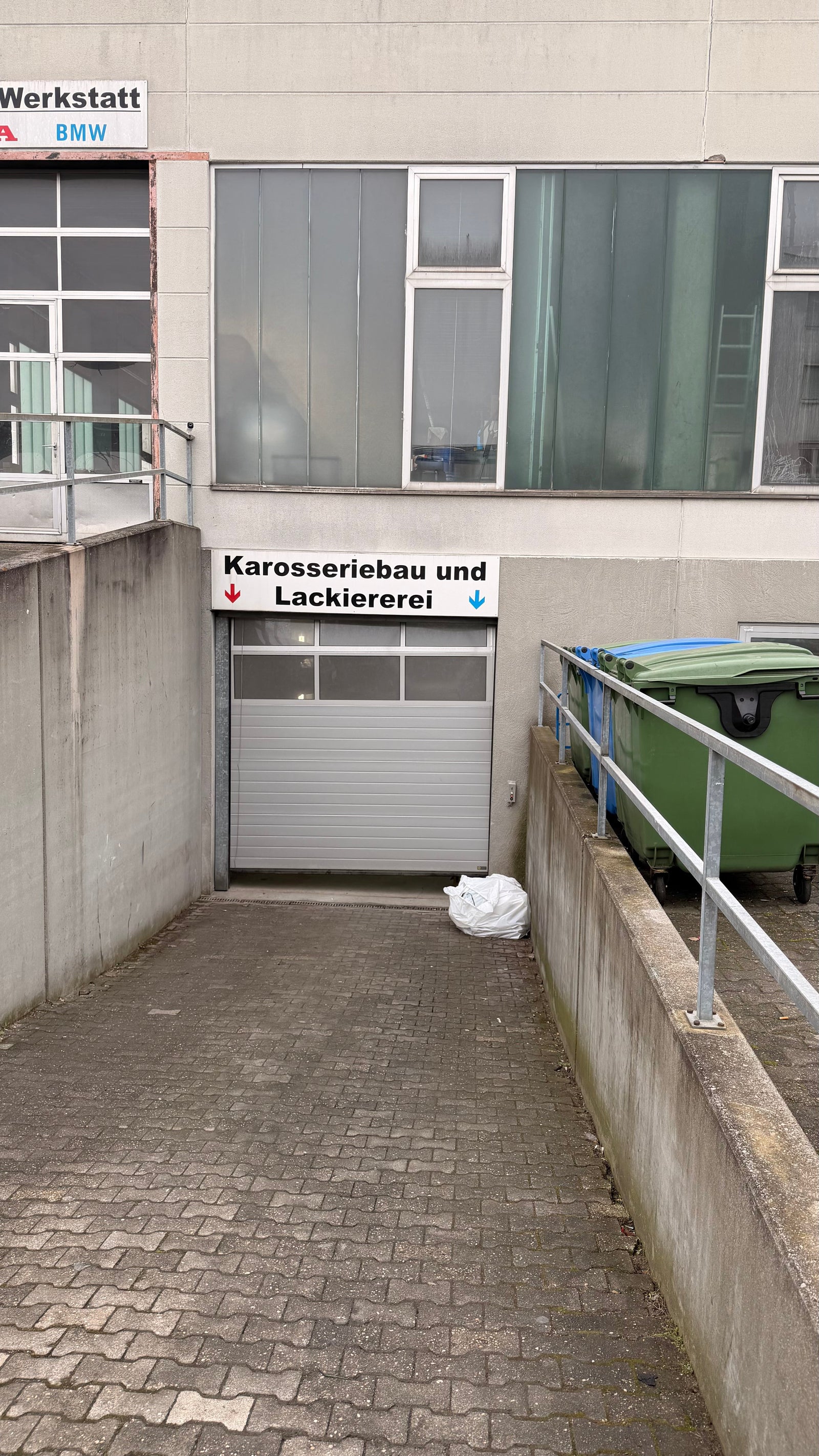 Schief hängendes Sektionaltor mit sichtbarem Drahtseil an der Seitenführung – Hinweis auf Seilriss, abgesprungenes Seil oder ausgelöste Seilbruchsicherung