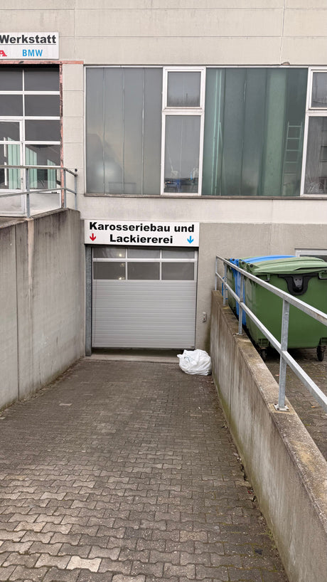 Schief hängendes Sektionaltor mit sichtbarem Drahtseil an der Seitenführung – Hinweis auf Seilriss, abgesprungenes Seil oder ausgelöste Seilbruchsicherung