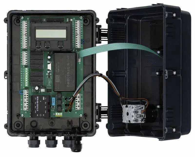 Marantec RS 301 K und RS 301 K + CS320 im Vergleich als Klappkeil-Steuerungen für Überladebrücken an einer industriellen Laderampe