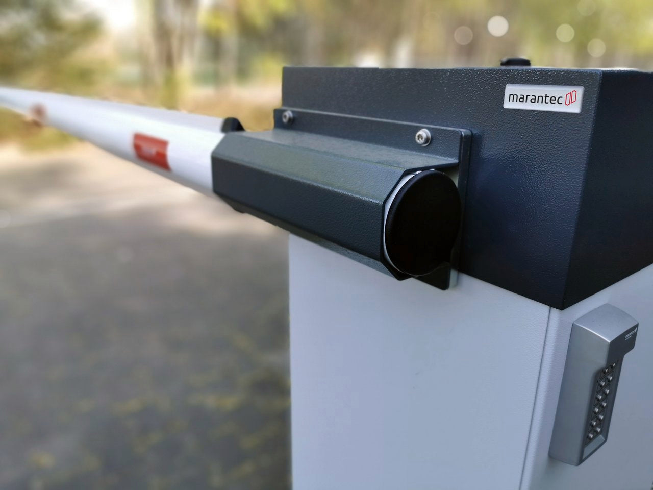 Automatische Marantec Parkschranke an einer Firmenzufahrt gegen Fremdparker mit Schrankenbaum, Lichtschranke und Zufahrtskontrolle