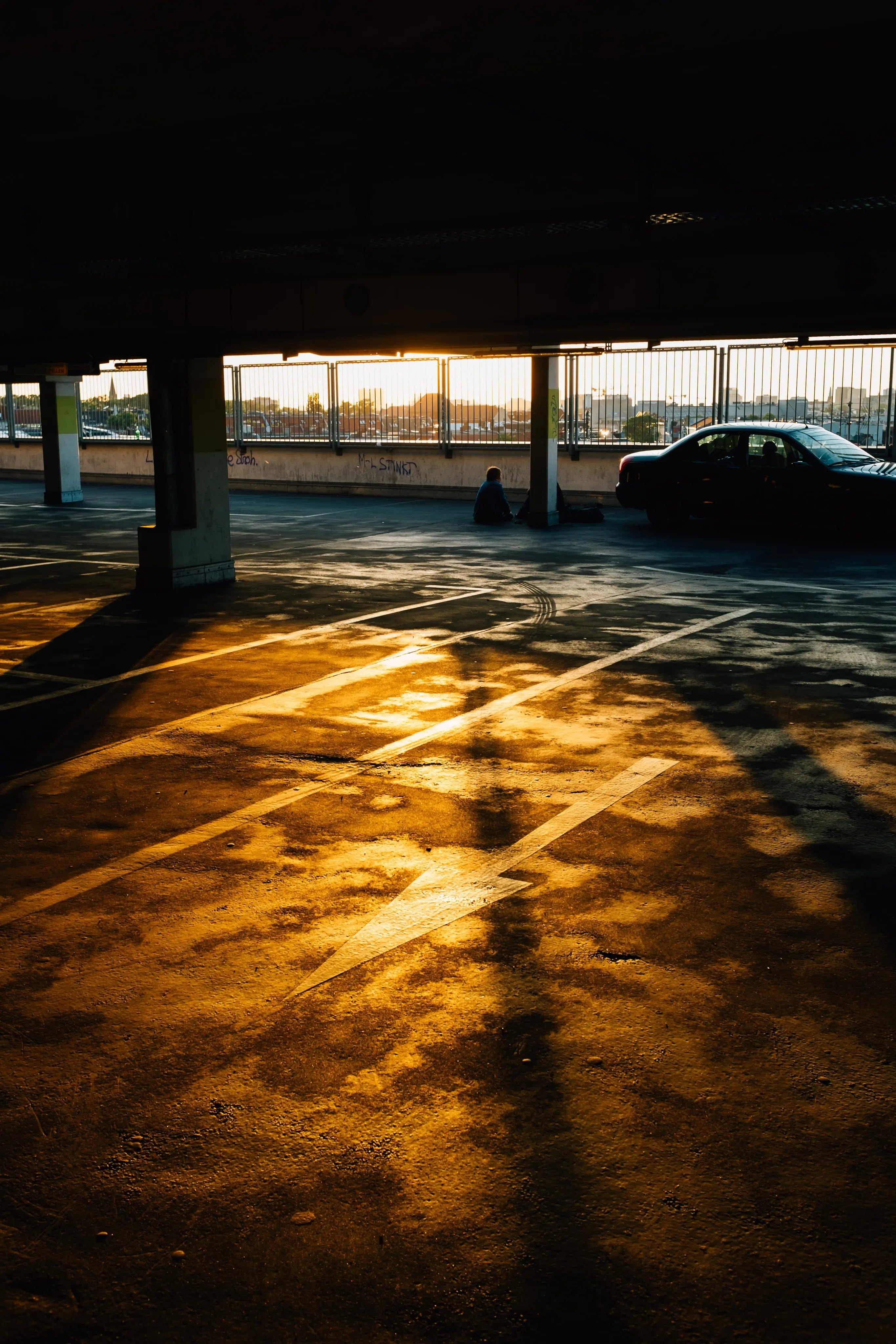Parkschranke an Firmeneinfahrt in Deutschland mit Schrankenbaum und Warnlicht