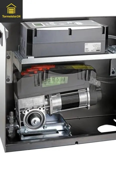 Elektrischer Schiebetorantrieb an einer Hofeinfahrt mit Zahnstange, Lichtschranke und Handsender zur komfortablen Automatisierung eines Schiebetors.