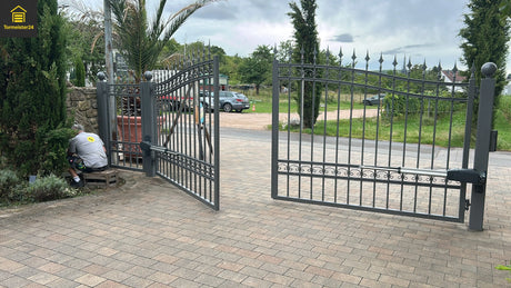 Fachfirma montiert Sommer Drehtorantriebe an einem zweiflügeligem Drehtor in Horrweiler