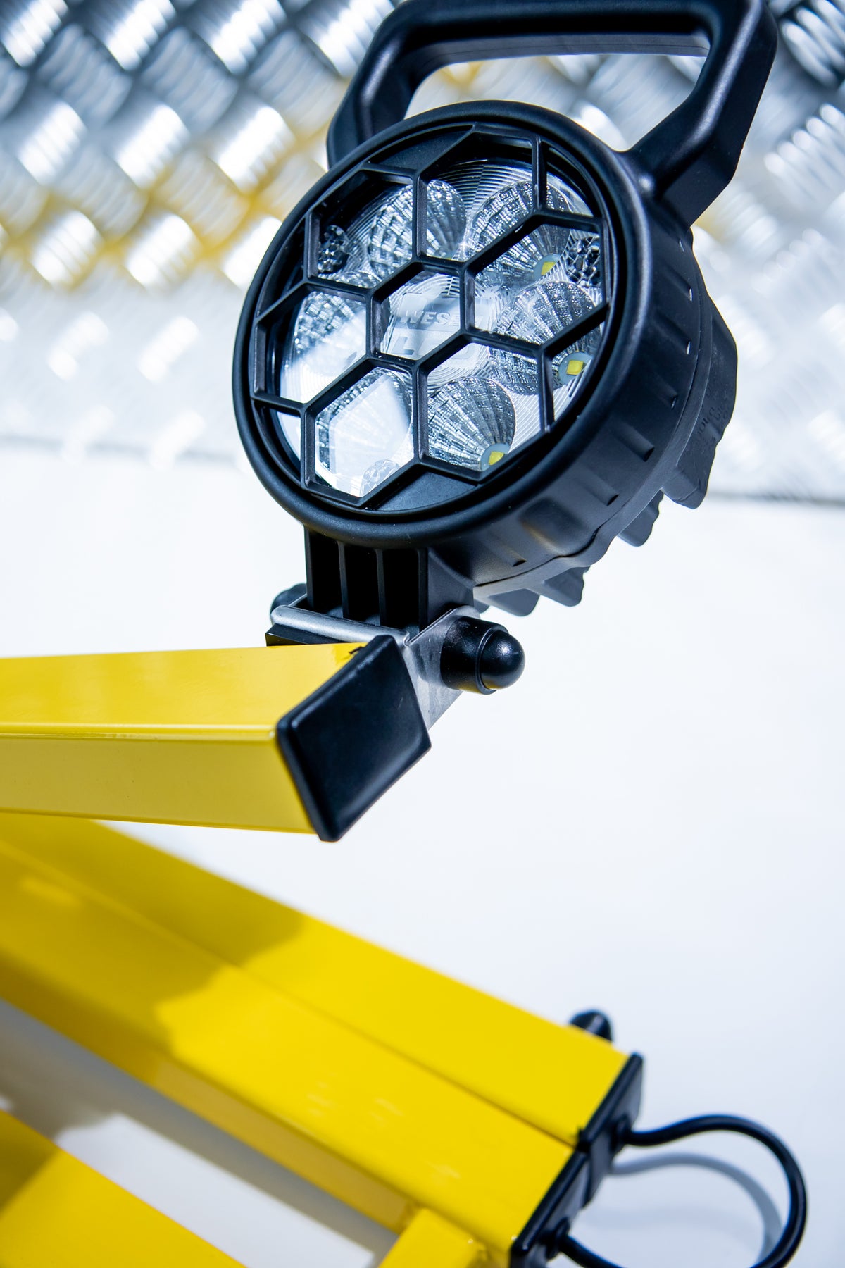 Technische maattekening van de Brite Lite DS24 LED-docklamp met knikarm en afmetingen voor wandmontage