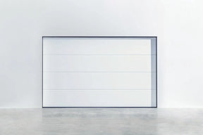 Garagentor SATIN Plano in RAL 9016 – glatt, weiß, modern und strukturfrei.