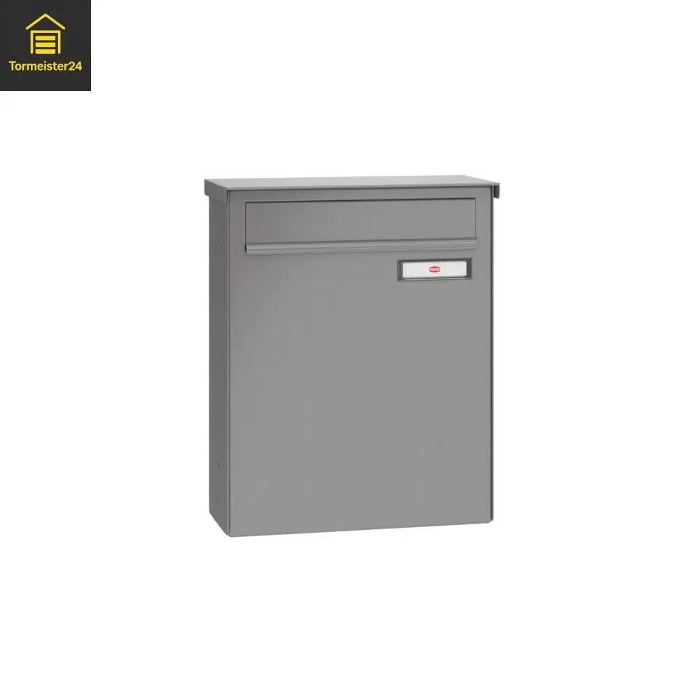 Zaunbriefkasten BASIC (B) in Graualuminium – Frontansicht

Kompakter BASIC Zaunbriefkasten 100 mm tief, Seitenansicht

Kunststoff-Namensschild am BASIC Briefkasten – Detailaufnahme

BASIC Zaunbriefkasten montiert an Metallzaun

Rückseite mit Einwurföffnung

Briefkastentür mit Schloss – Nahaufnahme

Wetterfester Stahlbriefkasten BASIC für Zaunmontage

BASIC (B) in Graualuminium – montiert am Gartentor

Innenraum mit Posteinwurf – BASIC 100 mm

BASIC (B) mit Namensschild und Schloss – Gesamtansicht